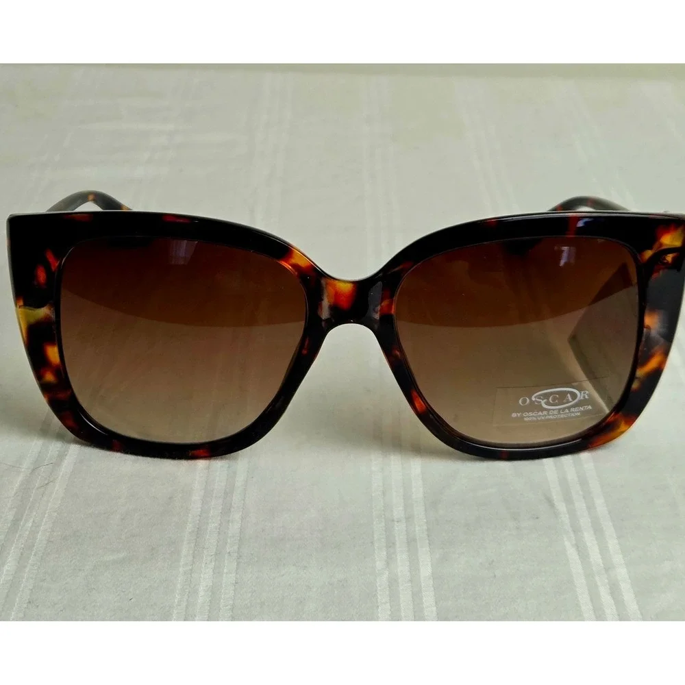 Oscar de la Renta Oversized Tortoise Square Sunglasses Gradient Brown Lenses